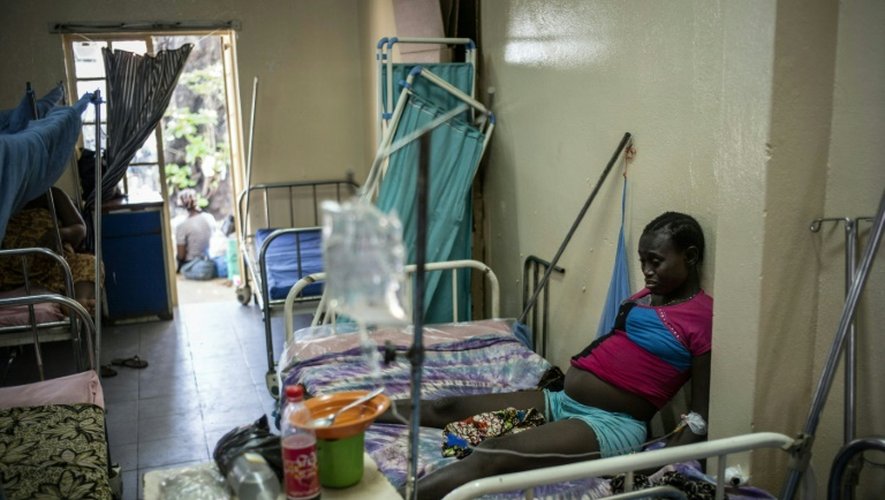 Une jeune femme enceinte souffre lors du travail à la maternité du Princess Christian Maternal Hospital à Freetown, le 25 avril 2016
