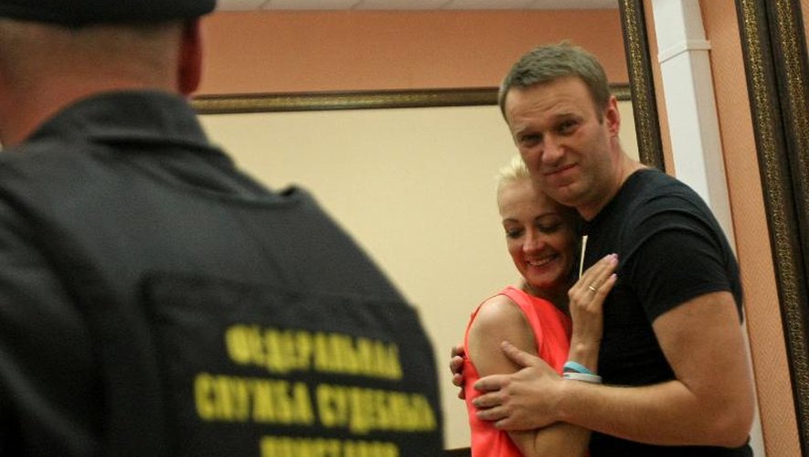 L'opposant russe Alexeï Navalny avec son épouse au tribunal de Kirov le 19 juillet 2013