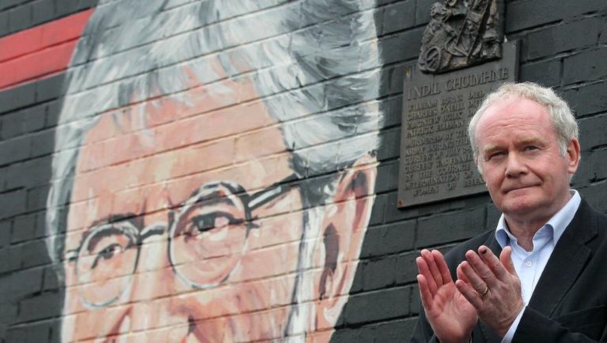 Le membre du Sinn Fein Martin McGuinness devant une peinture représentant le dirigeant républicain Gerry Adams à Belfast, le 3 mai 2014