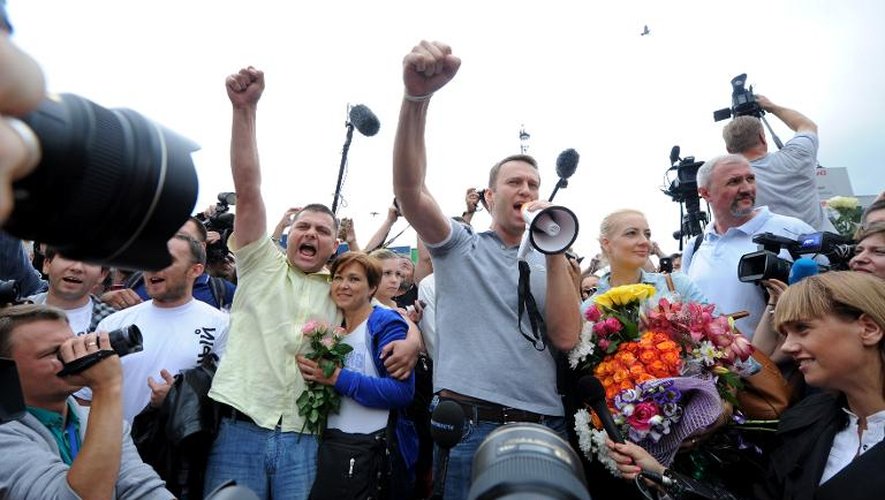 L'opposant russe Alexeï Navalny, de retour à Moscou, salue ses militants, le 20 juillet 2013
