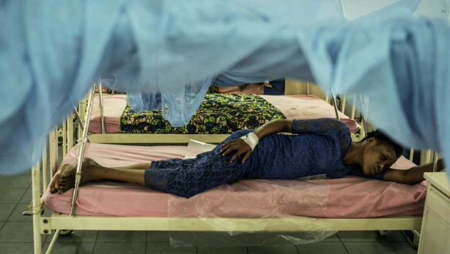 Une jeune femme enceinte se repose à la maternité du Princess Christian Maternal Hospital à Freetown, le 25 avril 2016