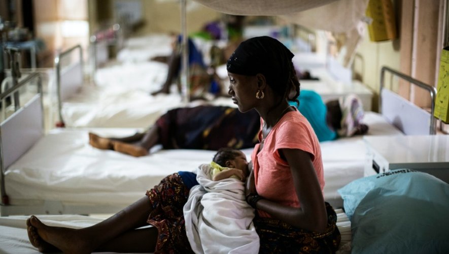 Une femme s'occupe de son nouveau-né à la maternité de l'hôpital public de Kailahun, dans l'est du Sierra Leone, le 26 avril 2016