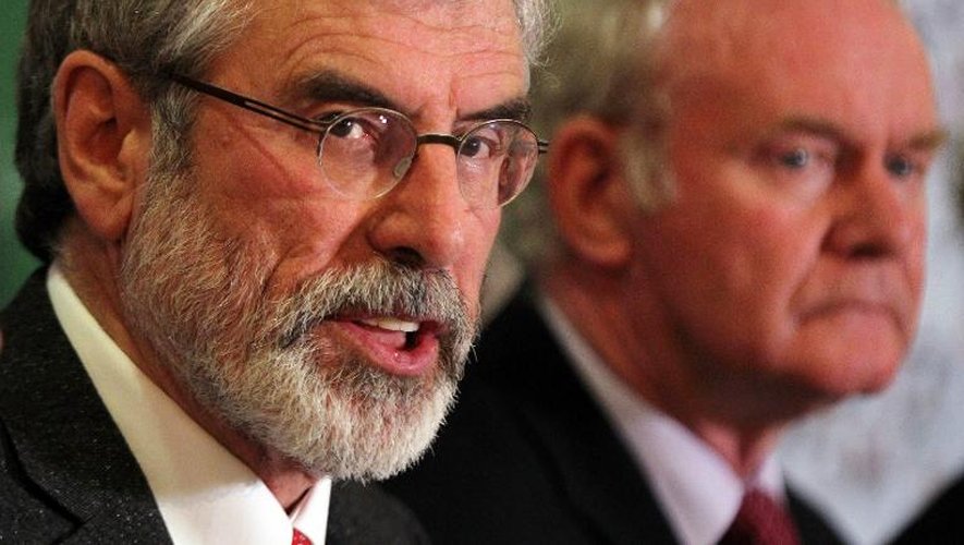 Gerry Adams lors d'une conférence de presse donnée le 4 mai 2014 à Belfast à l'issue de sa garde à vue. A droite: Martin McGuinness