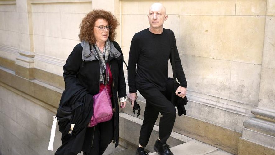 Steven Cohen, accompagné de son avocate, à son arrivée au tribunal le 5 mai 2014 à Paris