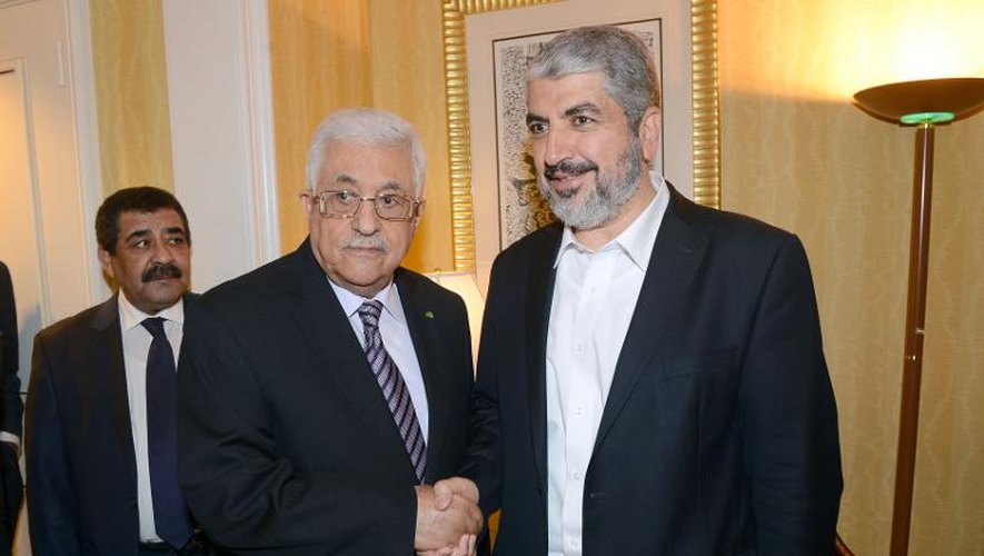 Le président palestinien Mahmoud Abbas (g) et le chef du Hamas, au pouvoir à Gaza, Khaled Mechaal (d), le 5 mai 2014 à Doha