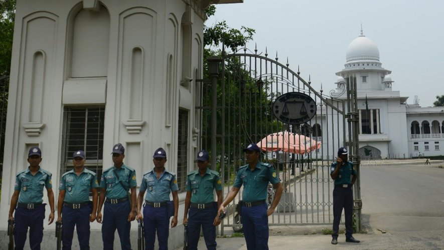 Des policiers bangalais montent la garde devant la cour suprême à Dacca le 11 mai 2016