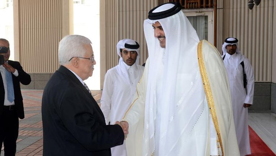 Le président palestinien Mahmoud Abbas (g) et l'émir du Qatar, cheikh Tamim Ben Hamad Al-Thani, à Doha le 5 mai 2014