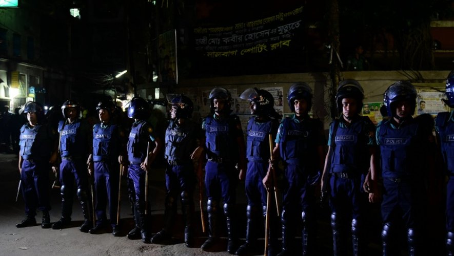 Des forces de sécurité bangalaises montent la garde devant une prison de Dacca, le 10 mai 2016, où se déroule la pendaison du président du Jamaat-e-Islam, Motiur Rahman Nizami