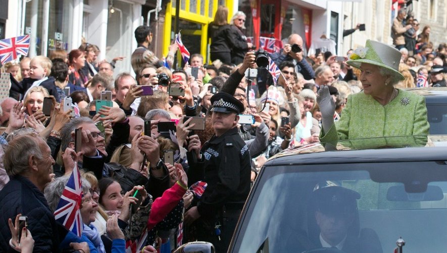 La reine d'Angleterre Elizabeth II salue les Londoniens le jour de son 90e anniversaire, à Windsor dans l'ouest de la capitale britannique le 21 avril 2016