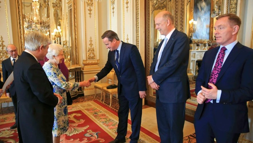 Le Premier ministre britannique David Cameron (c) salue la reine d'Angleterre Elizabeth II (2e à g), lors d'une réception au Buckingham Palace à Londres le 10 mai 2016
