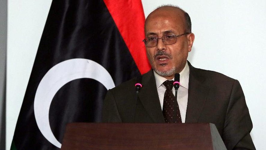 Le porte-parole d'Ahmed Miitig, Ahmad Lamen, lors d'une conférence de presse suivant son élection chaotique au poste de Premier ministre libyen, le 4 mai 2014 à Tripoli