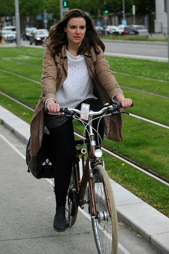 Sarah Duch, enseignante-chercheuse, roule en vélo avec un microcapteur de pollution à Grenoble le 9 mai 2016