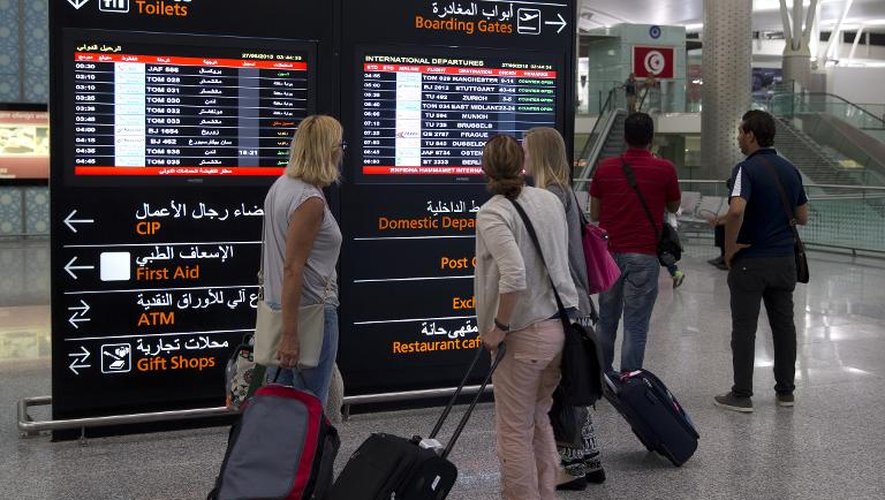 Des touristes quittent la Tunisie à l'aéroport international d'Enfidha au lendemain de la tuerie à Sousse, le 27 juin 2015