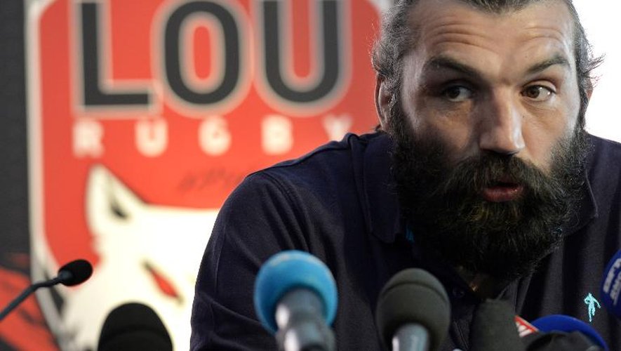 Le rugbymen français de Lyon Sébastien Chabal, 36 ans, annonce sa retraite sportive lors d'une conférence de presse le 5 mai 2014 à Lyon