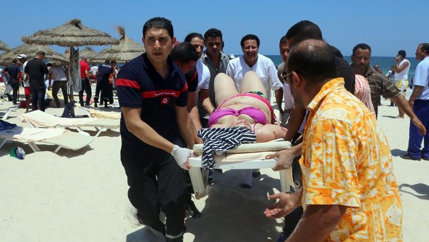 Des secours tunisiens évacuent une femme victime de l'attaque à Sousse, le 26 juin 2015