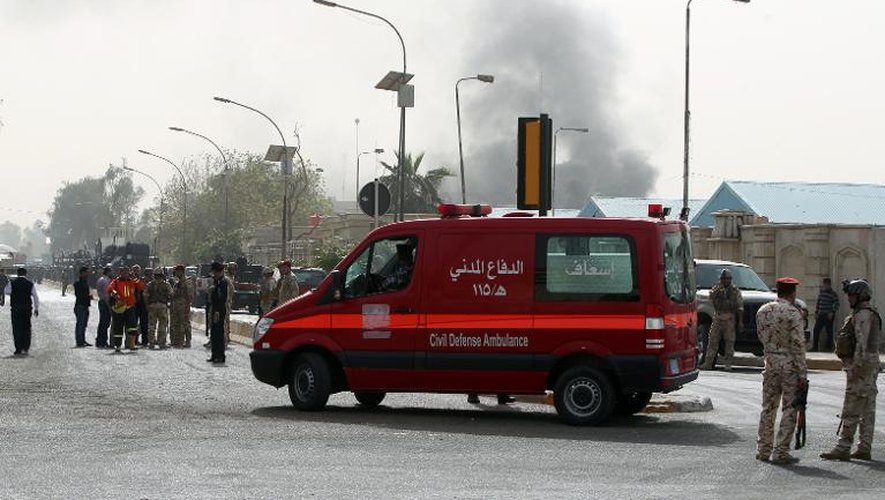 Une ambulance sur les lieux d'un attentat à Bagdad, le 14 mars 2013