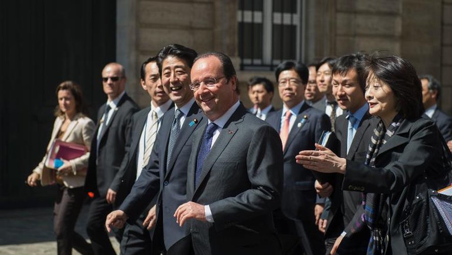 Le président de la République François Hollande et le Premier ministre japonais Shinzo Abe à Paris le 5 mai 2014