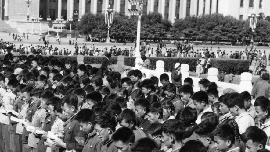 Des gardes rouges récitent à l'unisson des citations du Petit Livre Rouge du leader communiste Mao Tsé-toung à Pékin le 2 novembre 1966