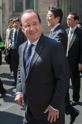 François Hollande et le Premier ministre japonais Shinzo Abe le 5 mai 2014 à la sortie de l'Elysée à Paris