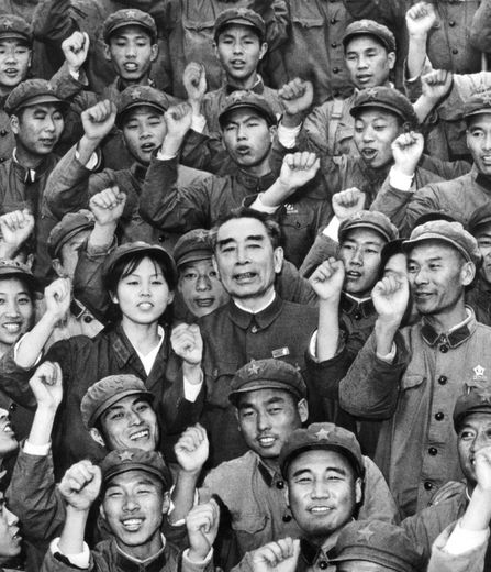 Zhou Enlai (C), un des leaders du Parti communiste chinois et Premier ministre (1949-76), entouré de soldats mène un défilé en faveur du régime, probablement en 1966, pendant la Révolution culturelle