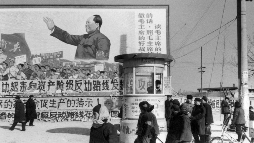 Une affiche gigantesque à Pékin en février 1967 montrant Mao Tsé-toung, avec le slogan "Nous devons être les bons soldats de Mao Zedong, écouter ses paroles, suivre ses instructions et lire ses livres"