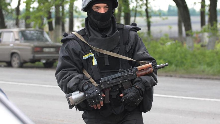 Un soldat ukrainien le 5 mai 2014 à un point de contrôle à Slaviansk