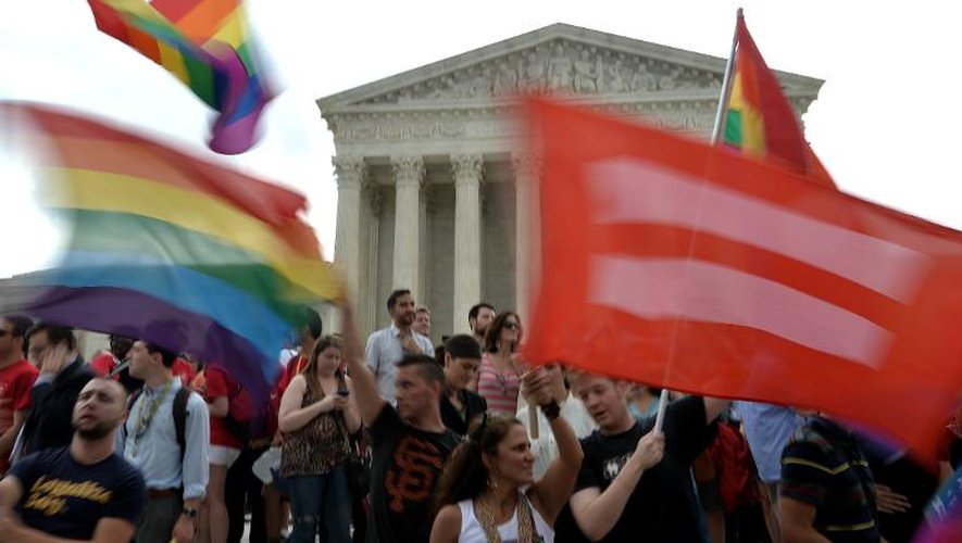 Manifestations de joie devant la Cour suprême à Washington, qui a légalisé le mariage gay partout aux Etats-Unis, le 26 juin 2016