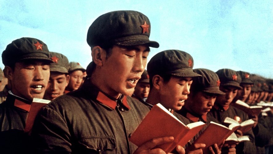 Des soldats récitent des passages du Petit Livre Rouge de Mao Tsé-toung, symbole de la Révolution culturelle lancée en 1966 qui a fait des centaines de milliers de morts