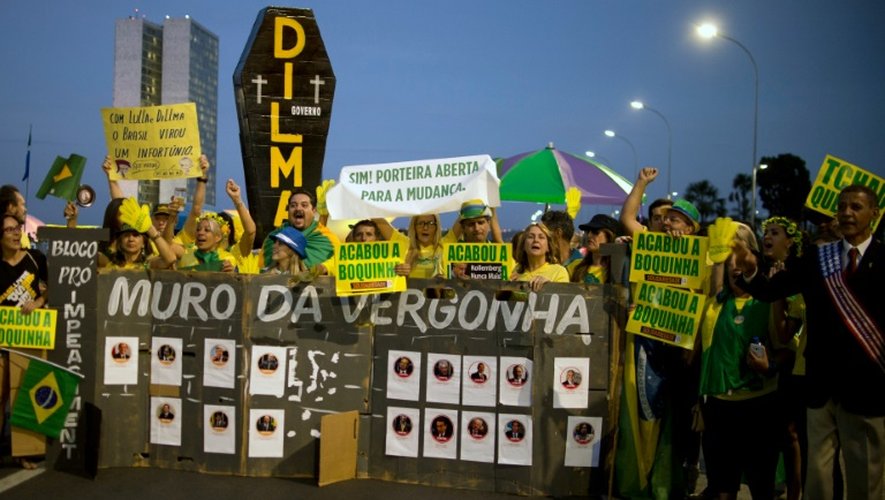 Des partisans de la destitution de Dilma Rousseff manifestent devant le Parlement à Brasilia le 11 mai 2016
