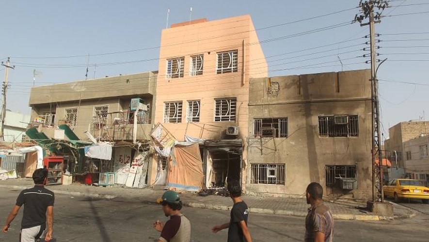 Des boutiques détruites par un attentat à Tadji, au nord de Bagdad le 21 juillet 2013