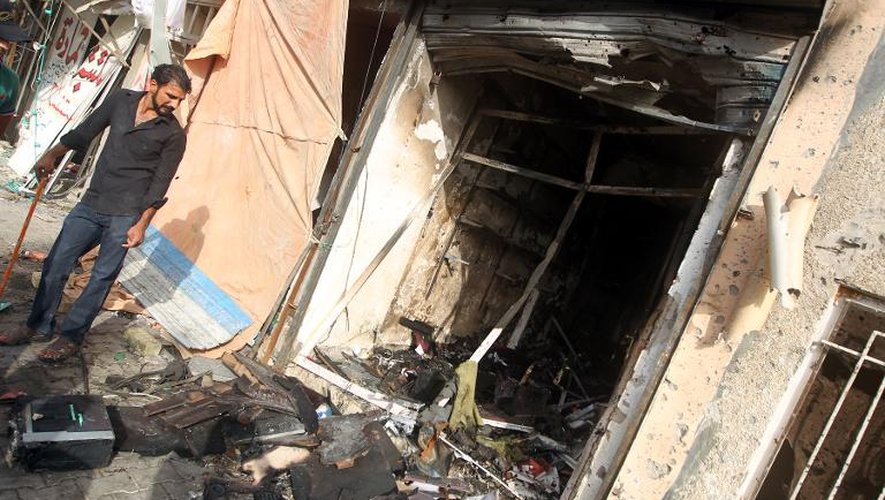 Une boutique détruite par un attentat à Todji, au nord de Bagdad, le 21 juillet 2013