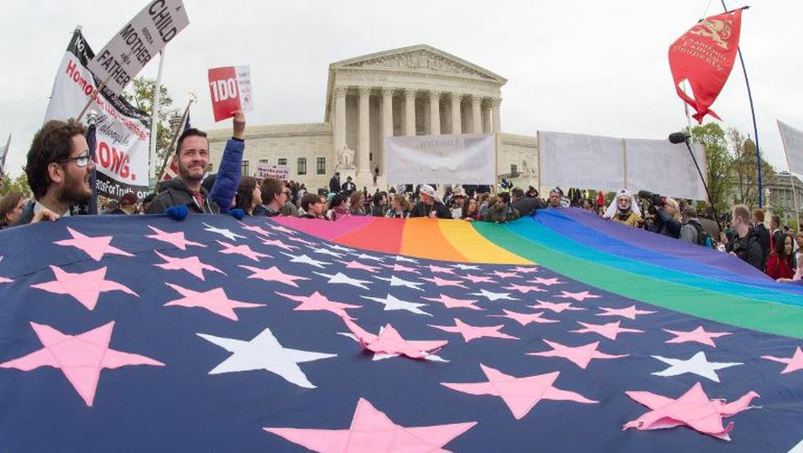 Manifestation pour les droits des gays devant le bâtiment de la Cour Suprême, à Washington, le 25 avril 2015