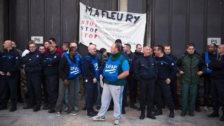 Des gardiens bloquent brièvement le 6 mai 2014 l'entrée de la prison de Fleury-Mérogis, près de Paris, pour protester contre leurs conditions de travail et de sécurité