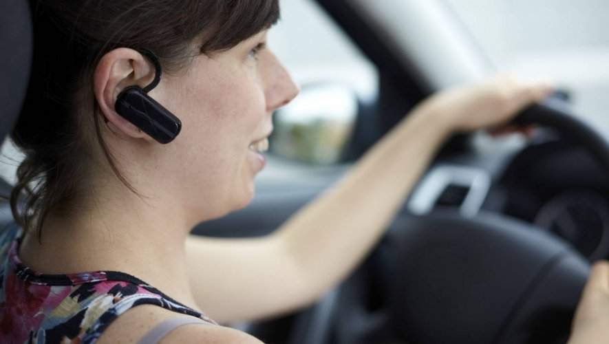 Il sera désormais interdit de conduire désormais un véhicule ou un deux roues (y compris vélo) avec un dispositif émetteur de son porté sur une ou les deux oreilles.