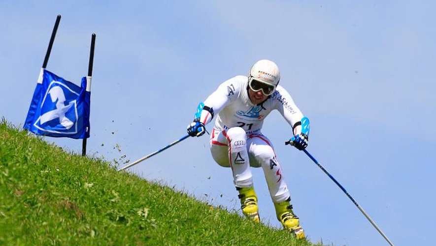 L'Autrichien Michael Stocker dévale une piste lors d'une épreuve de la Coupe du monde de ski sur herbe, le 21 juillet 2013 à Kaprun en Autriche