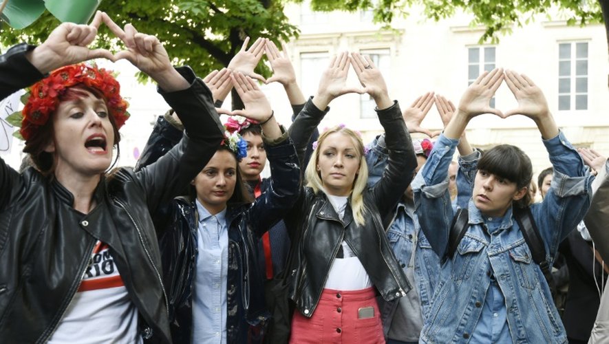 Des femmes manifestent contre le harcèlement sexuel le 11 mai 2016 devant l'Assemblée nationale à Paris