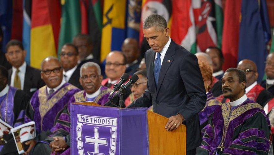 Barack Obama lors des funérailles du pasteur noir Clementa Pinckney, le 26 juin 2015 à Charleston