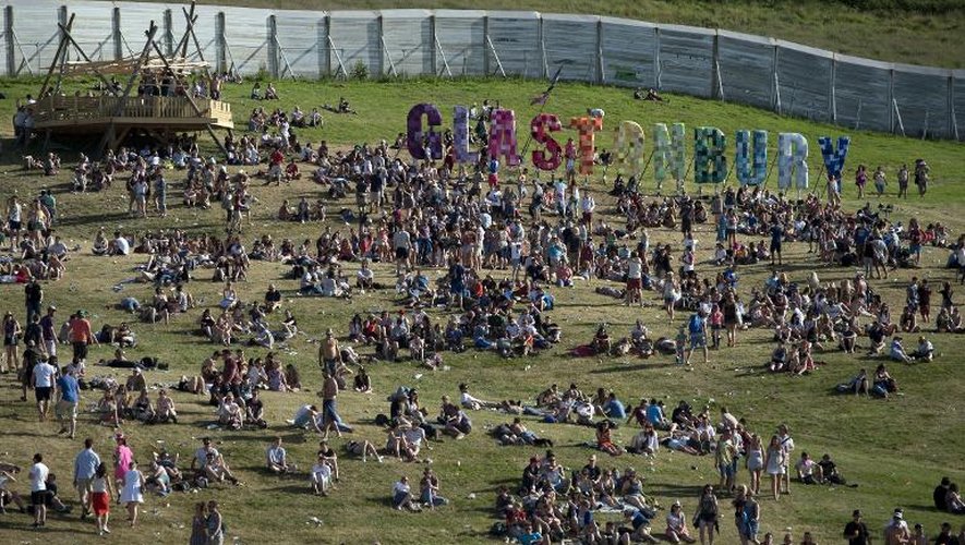 Des festivaliers se rassemblent pour assister au festival de Glastonbury, près de Pilton, dans le sud-ouest de l'Angleterre, le 25 juin 2015