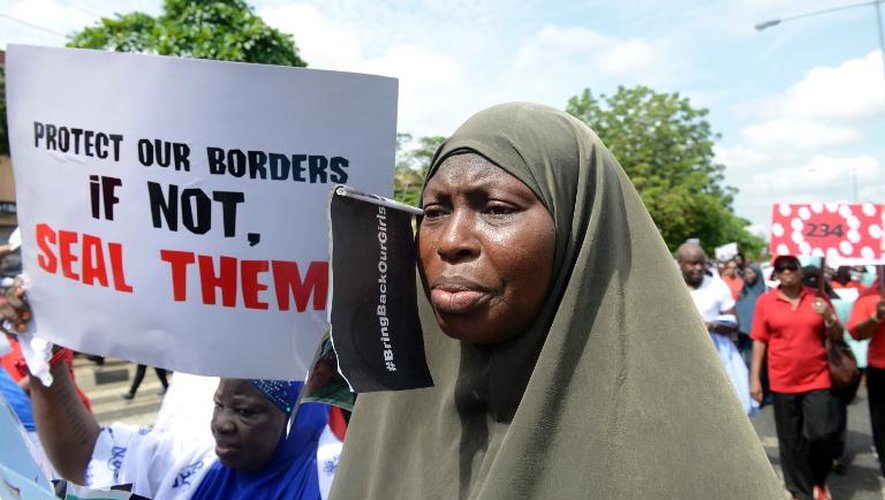 Des personnes manifestent à Lagos pour réclamer la libération des lycéennes enlevées par Boko Haram, le 5 mai 2014