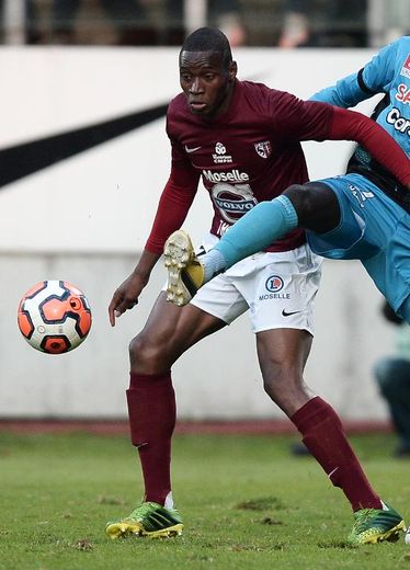 L'attaquant de Metz Diafra Sakho tente de récupérer le ballon lors d'un match face à Tours, le 2 mai 2014 à Longeville-lès-Metz