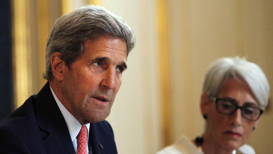 Le secrétaire d'Etat américain John Kerry et la sous-secrétaire aux affaires politiques Wendy Sherman à Vienne pour les négociations sur le nucléaire iranien, le 27 juin 2015