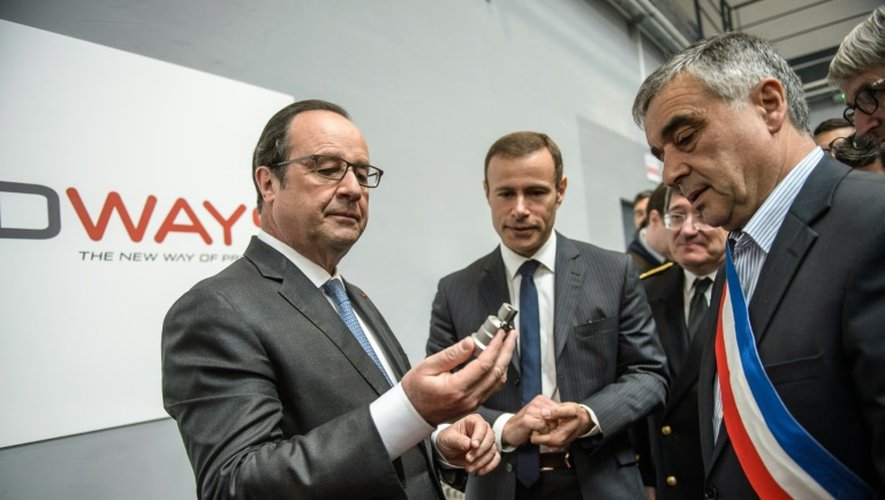 François Hollande visite l'entreprise Prodways aux Mureaux, à l'ouest de Paris le 12 mai 2016