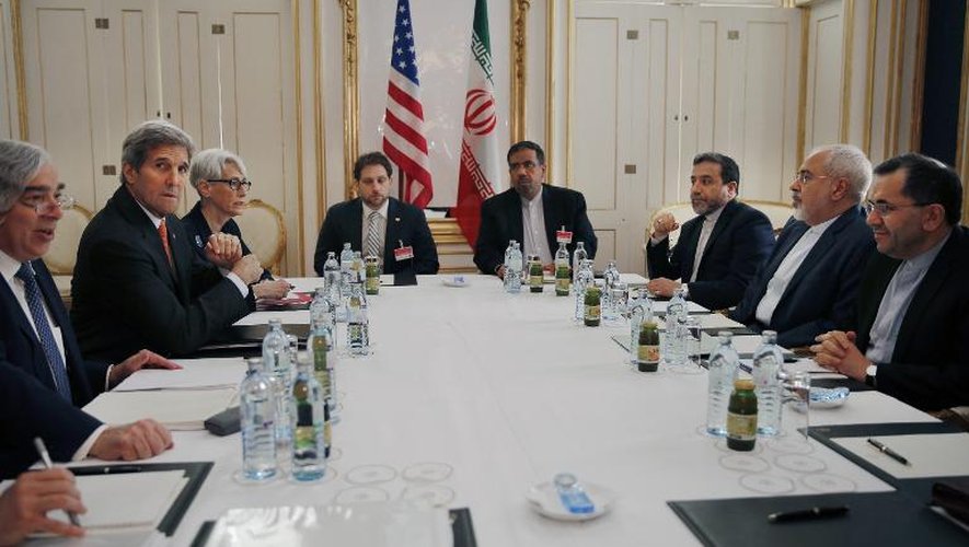 Le secrétaire d'Etat américain John Kerry (2e g) et son homologue iranien Mohammad Javad Zarif (2e à d) dans un hôtel de Vienne le 28 juin 2015