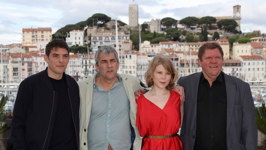 Le réalisateur aux côtés des acteurs du film. De gauche à doite, Damien Bonnard, India Hair et Raphaël Thiéry.