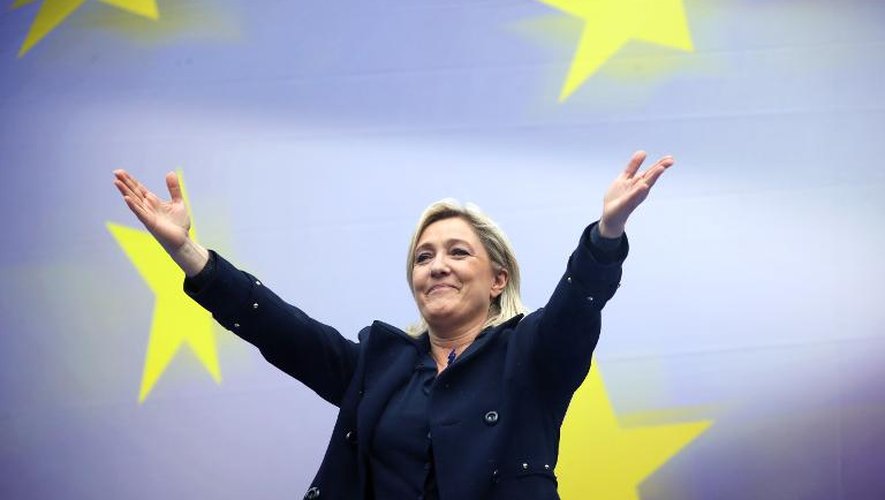 Marine Le Pen, la présidente du parti d'extrême droite Front National, lors de son discours du 1er mai 2014 à Paris devant le drapeau de l'Union européenne qu'elle combat