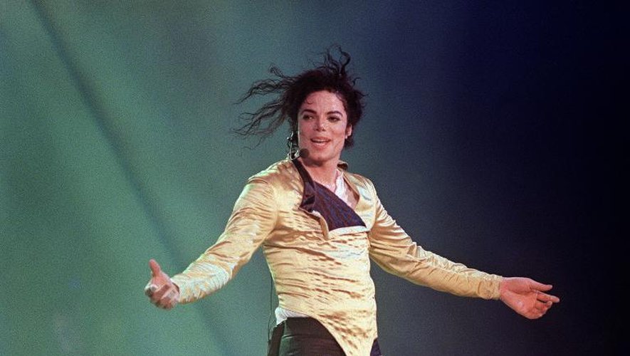 Le chanteur américain Michael Jackson lors d'un concert au Bruneï le 16 juillet 1996