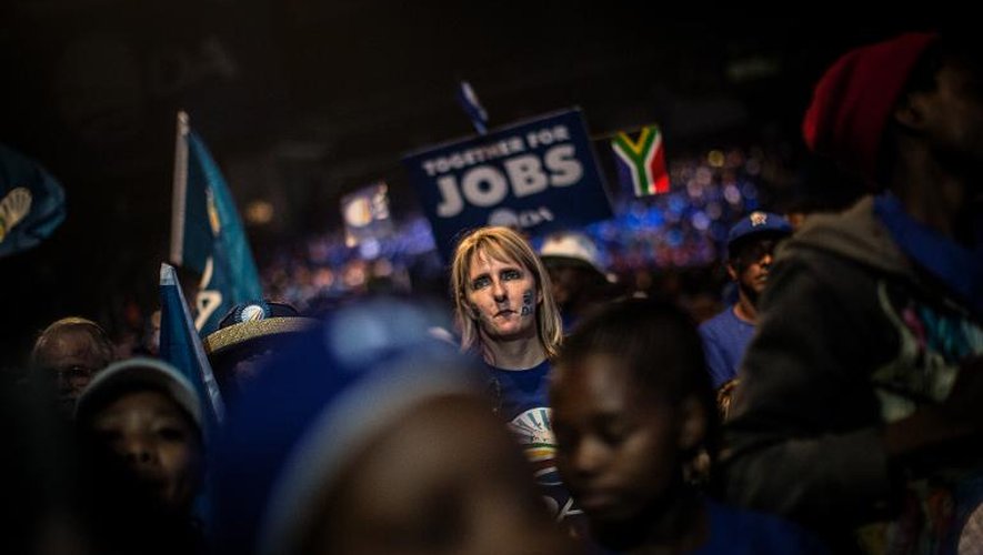 Une partisane de l'Alliance Démocratique (opposition) participe à un meeting à Johannesburg le 3 mai 2014