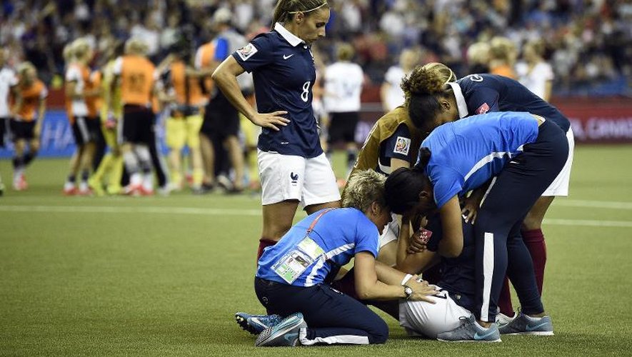 Les joueuses de l'équipe de France effondrés après leur défaite aux tirs au but devant l'Allemagne en quarts de finale du Mondial, le 26 juin 2015
