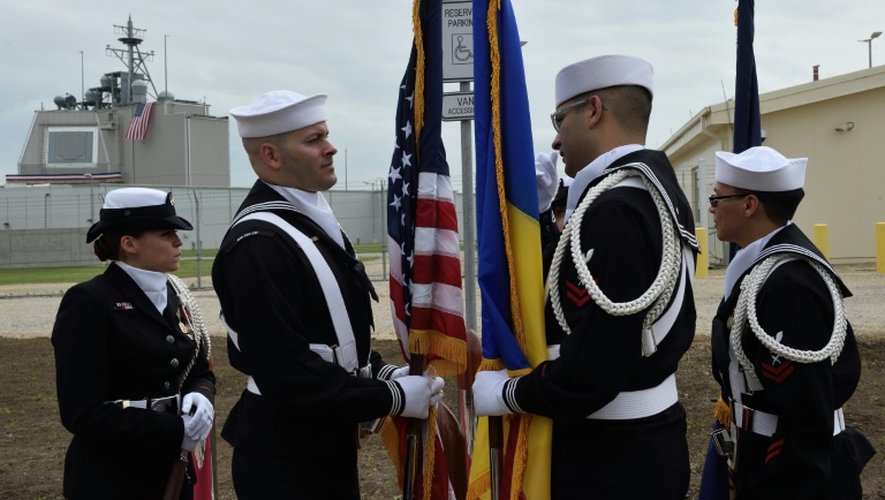 Des militaires américains tiennent les drapeaux américain et roumain lors de l'inauguration du système antimissile sur la base militaire de Deveselu, en Roumanie le 12 mai 2016