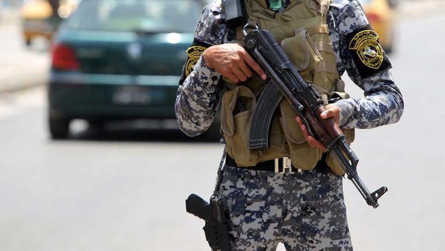 Un policier irakien patrouille dans le cente de Bagdad, le 24 juillet 2012